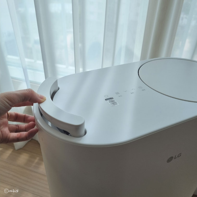LG 제습기의 깔끔한 상단 조작부와 은은한 라운드 디자인