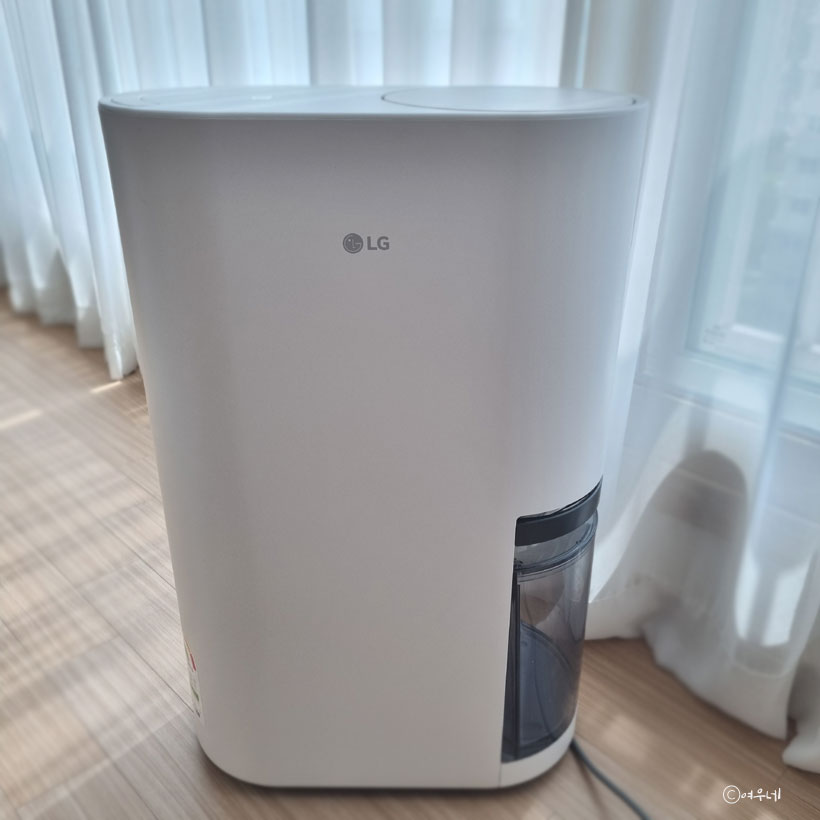 햇살 가득한 거실에 놓인 LG 휘센 오브제 제습기