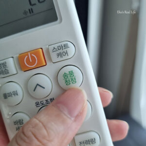 절전모드 설정 중인 에어컨 리모컨 화면, 전기세 아끼는 방법 실제 사용 예시