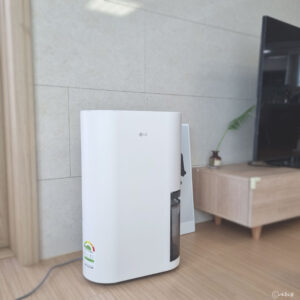 거실에 설치된 LG 제습기 전경, 여름철 전기세 아끼는 방법 실천 예시