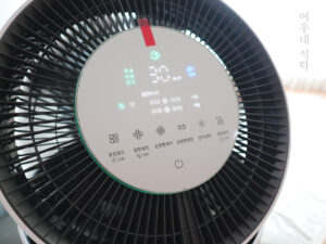 LG 퓨리케어 AS305DWWA의 클린부스터와 AI 센서가 표시된 디스플레이 화면