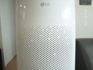 LG 퓨리케어 AS305DWWA 공기청정기 전면 흡입구 클로즈업 실사용 이미지