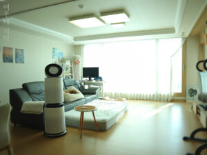 넓은 거실 공간에 설치된 LG 퓨리케어 공기청정기 AS305DWWA