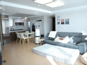 거실과 주방·복도 중심에 놓인 LG 퓨리케어 공기청정기 AS305DWWA