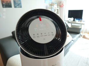 공기질과 냄새 감지로 빨간 색상 경고등이 켜진 엘지 공기청정기 센서