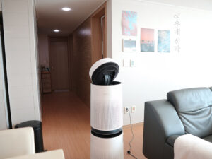 클린부스터 헤드가 복도 방향으로 공기를 보내며 청정하는 장면