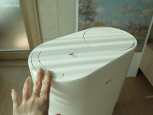 엘지 제습기 DQ154MWGA의 상단에 손잡이와 토출구를 숨긴 심플하고 고급스러운 디자인 모습