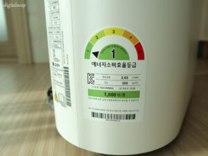 한국 온돌에 설치된 제습기가 겨울철 결로 방지와 전기료 절약에 도움이 될 에너지소비효율등급 표시 이미지