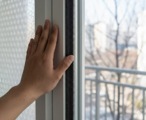 난방비 절약을 위해 창문 샷시에 문풍지와 뽁뽁이를 부착한 모습
