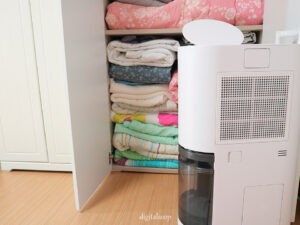 좁은 공간을 집중적으로 관리하기 좋은 용량의 DQ154MWGA제습기 모델로 옷장 수분 관리 하는 모습