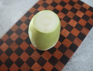 초록색이 띄는 무 윗부분의 부위가 도마 위에 올려져 있는 모습