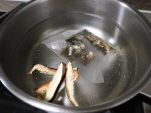 말린 표고버섯 영양소 파괴 없이 찬물에 불리는 방법