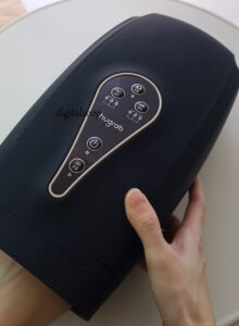 휴그랩 손마사지기 RIG002에 손을 넣고 반대 손으로 기기를 잡은 모습